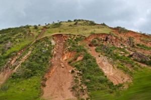 Jordskred på avskogat berg i Uganda